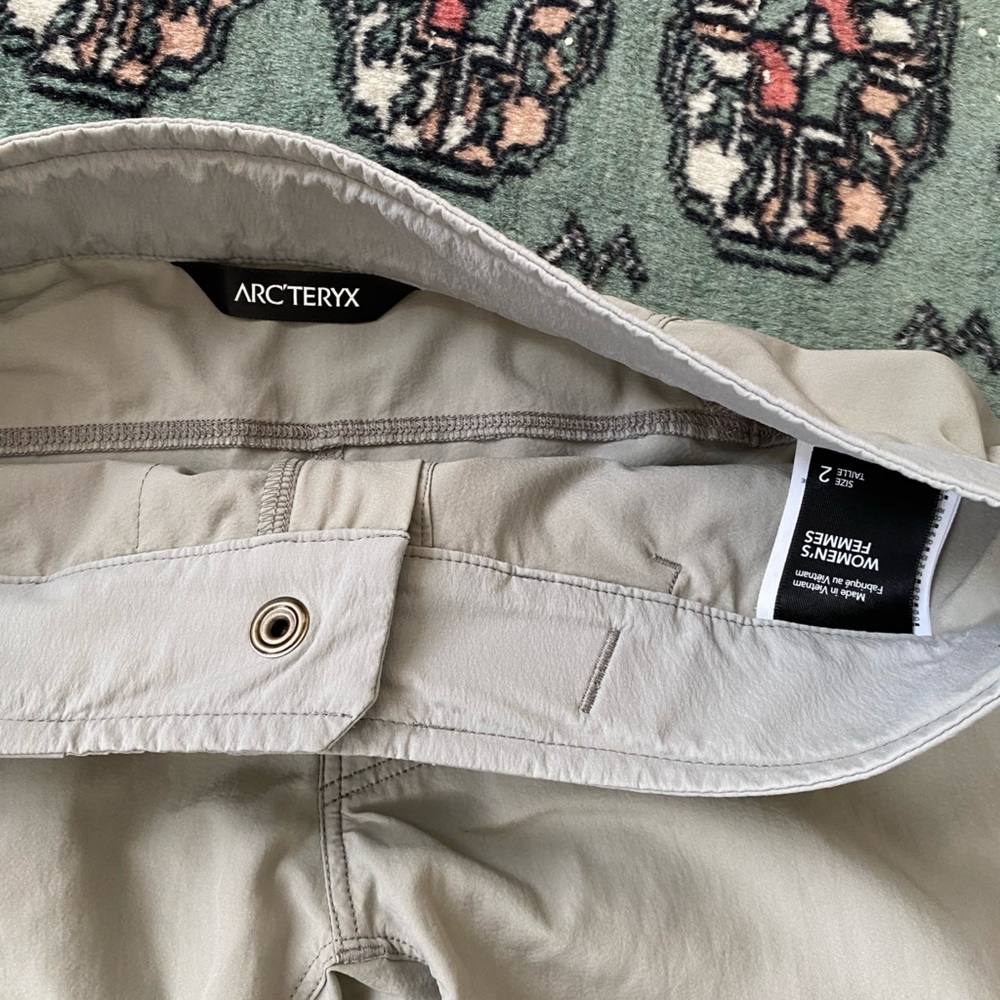 Arc’teryx women’s lightweight hiking shorts - Picture 4 of 10